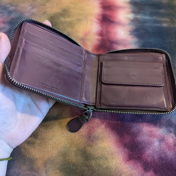 VGUC Bottega Veneta Zip Bifold Wallet in Merlot